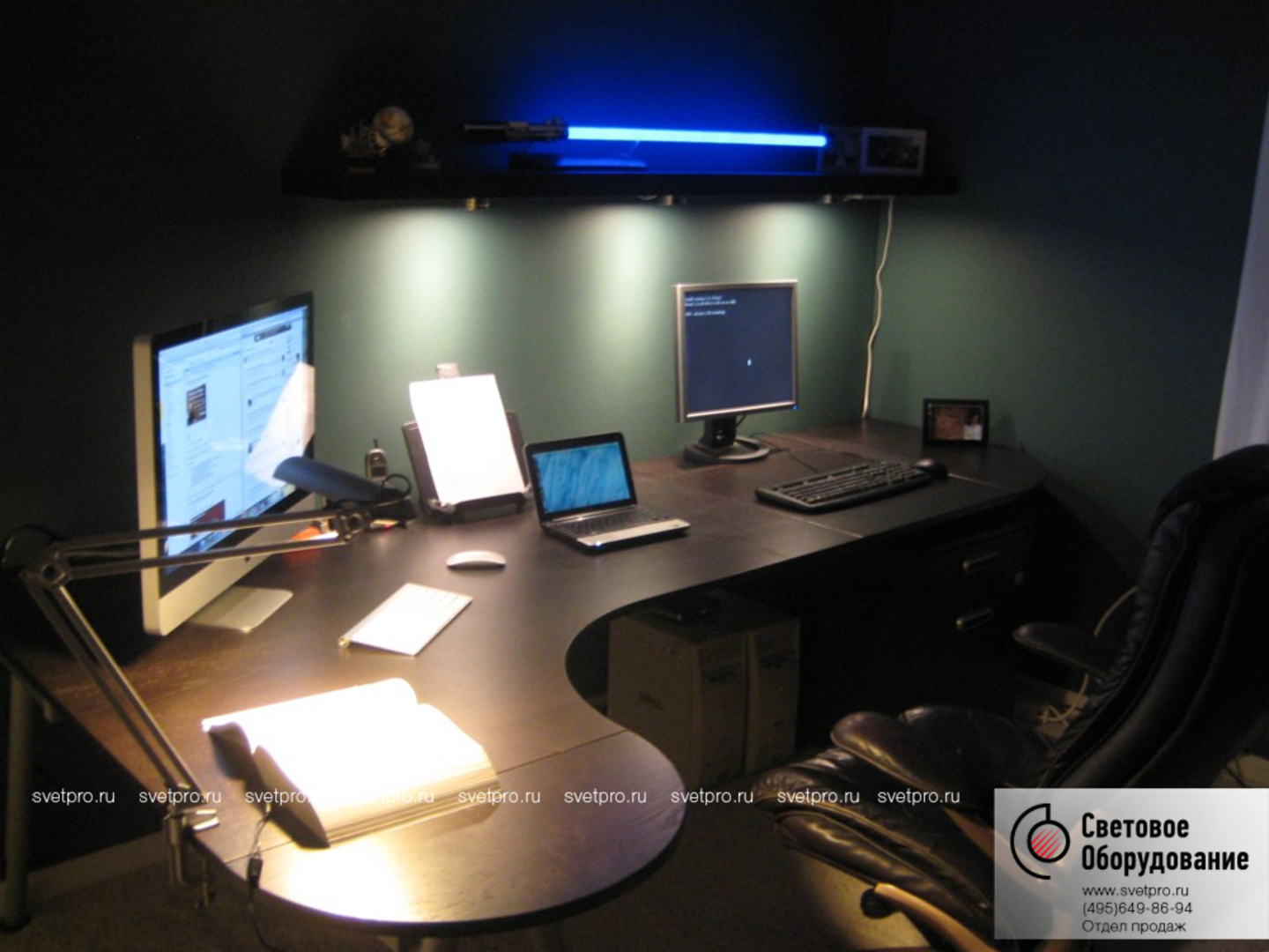 С какой работы вечером. Компьютерный стол с подсветкой. Освещение рабочего места. Письменный стол с подсветкой. Освещение компьютерного стола.